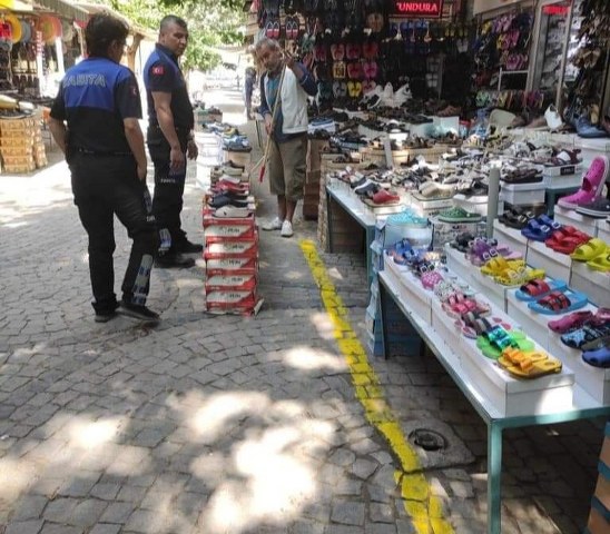 Kaldırım işgali sınırlarını aşan esnafa yönelik Erdek Belediyesi Zabıta Müdürlüğü’ne bağlı ekipler tarafından işgal sınırları çizildi.
