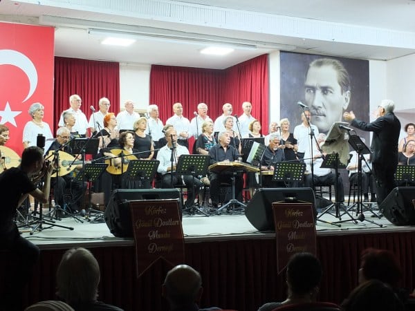 Burhaniye ilçesinde faaliyet gösteren Körfez Gönül Dostları Musiki Derneği Türk Sanat Müziği Korosu, 14 yıl önce kurulduğu tarihten bu yana birçok başarıya imza attı. Koronun Reha Yurdakul Kültür Merkezi'nde düzenlediği son konser, büyük ilgi gördü.