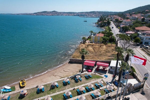 Ayvalık ilçesinde, Ayvalık Belediyesi İşletme İştirakler Müdürlüğü bünyesinde faaliyet gösteren işletmeler, turizm sezonuna yönelik hazırlıklarını tamamladı. Ayvalık Belediye Başkanı Mesut Ergin, "Belediyemize ait tüm işletmeler, sezona tam kapasiteyle hazır hale getirildi. Kurban Bayramı tatiliyle birlikte yaşanacak yoğunluğun ardından da verimli bir sezon bekliyoruz. Tüm Ayvalık esnafına başarılar diliyorum" şeklinde konuştu.