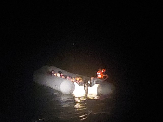 Balıkesir'in Ayvalık ilçesi açıklarında Sahil Güvenlik tarafından yapılan operasyonlar sırasında, Yunanistan'ın Midilli (Lesvos) Adası'na yasa dışı yollardan gitmeye çalışan 35 düzensiz göçmen yakalandı. Bunun yanında, Yunanistan unsurları tarafından geri itilen 29 düzensiz göçmen ise kurtarıldı.
