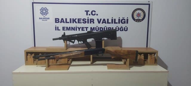 Balıkesir'in Edremit ilçesinde iki grup arasında çıkan sözlü tartışmanın silahlı kavgaya dönmesi sonucu 6 kişi yaralanırken birinin hayati tehlikesi bulunduğu bildirildi.