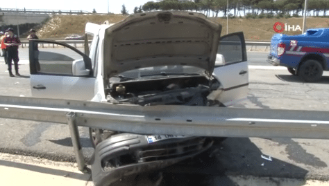 Silivri TEM Otoyolu'nda meydana gelen zincirleme kazada, 1'i ağır olmak üzere 3 kişi yaralandı. Kazanın ardından sıkışan yaralılar, olay yerine gelen itfaiye ekipleri tarafından kurtarılarak ambulanslarla hastaneye sevk edildi.