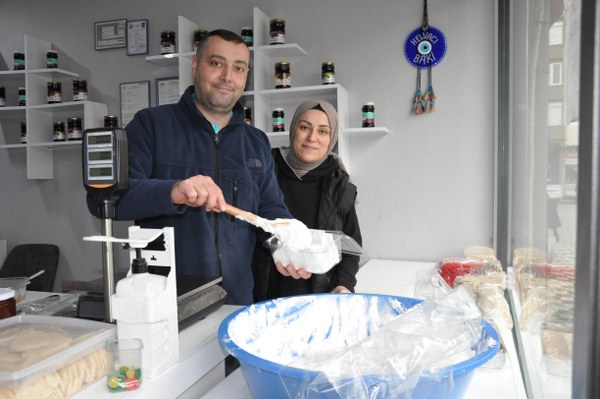 “Helvacı Baki” İşletme Sahibi Esnaf Baki Özece, Köpük Helvanın Susurluk’un unutulan bir lezzetti olmasından yakınarak hak ettiği ilgiyi ve değeri görmediğini belirtti. Susurluk ayranı ve tostu kadar yöresel bir lezzet olduğuna dikkat çeken Özece, köpük helvanın reklamı az yapıldığı için unutulmaya yüz tuttuğunu üzülerek anlattı.