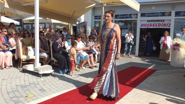 Halk Eğitim Merkezi Müdürlüğünde Özlem Tezcan’ın öncülüğünde açılan moda tasarım kursu sona ererken, geri dönüşüm projesinde hazırlanan giysiler de bir defile ile tanıtıldı. İskele Mahallesindeki bir kafede düzenlenen sergi ve defile ilgi gördü. Halk Eğitim Merkezi Müdürlüğünün Ahmet Akın Kültür Merkezinde düzenlediği moda tasarım kursu tamamlandı.