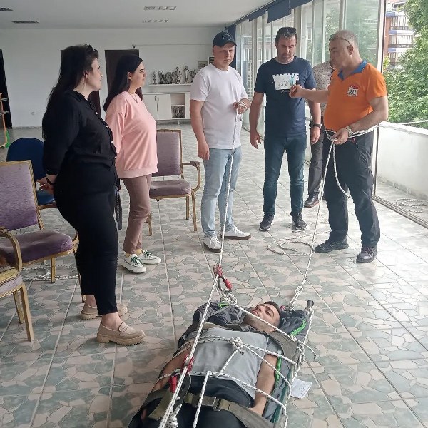 Genel Merkezi Bandırma'da bulunan 911 Arama Kurtarma Derneği ile Erdek Belediyesi arasında imzalanan protokol kapsamında belediye personeline verilmeye başlanan eğitimler devam ediyor.