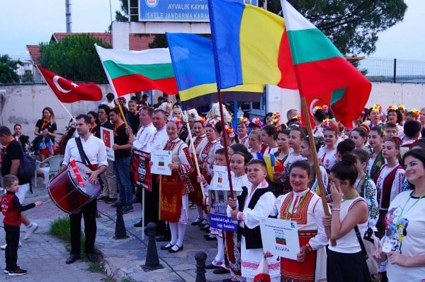 Romanya, Bulgaristan, Sırbistan, Moldova, Hindistan ve Türkiye’den toplam 15 halk dansları topluluklarından 750 dansçının katılımıyla düzenlenen iki günlük festivalde sergilenen folklor oyunları beğeniyle izlendi.