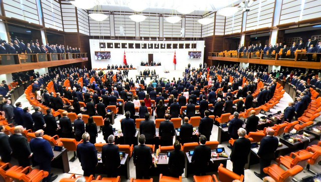 Bugün Türkiye Büyük Millet Meclisi (TBMM), 28. dönem için yeni Meclis Başkanını seçmek üzere bir araya gelecek. Seçim gizli oylama yöntemiyle gerçekleştirilecek ve ilk iki turda 400 oy gerekiyor. Bu sayı sağlanamazsa, üçüncü turda salt çoğunluk yeterli olacak ve Meclis Başkanı seçimi gerçekleştirilecek.