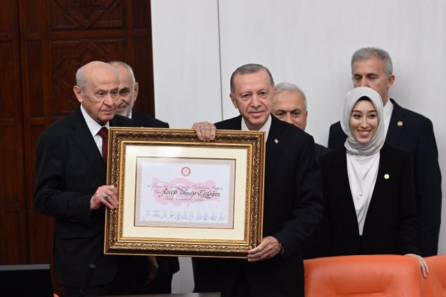 Cumhurbaşkanı Recep Tayyip Erdoğan, mazbatasını TBMM Geçici Başkanı Devlet Bahçeli'den aldı ve ardından yemin etti.