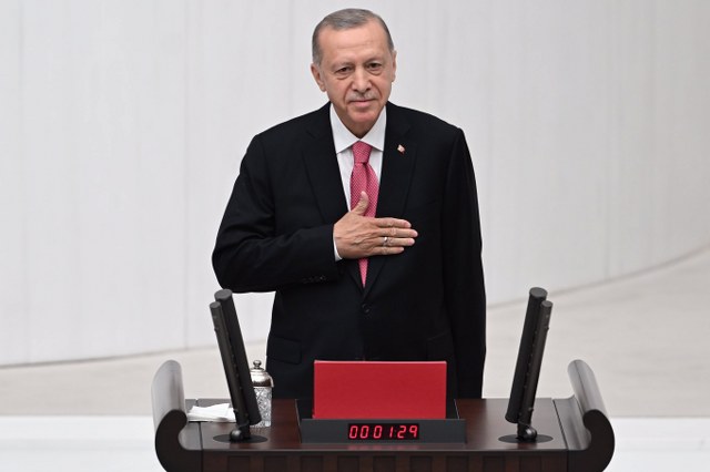 Cumhurbaşkanı Recep Tayyip Erdoğan, mazbatasını TBMM Geçici Başkanı Devlet Bahçeli