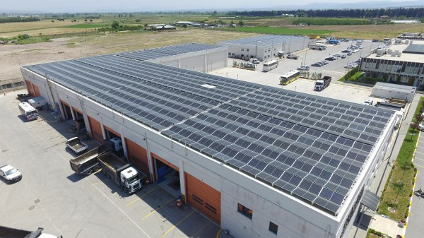 Balıkesir Büyükşehir Belediyesi, Çayırhisar Yerleşkesi’ndeki ek hizmet binalarının çatısına kurduğu Güneş Enerji Santralini devreye aldı. 10 bin metrekarelik çatıya kurulan güneş enerji santrali, 6 milyon liralık enerji üretecek.
