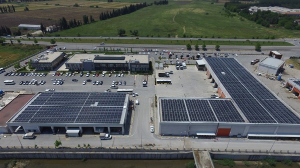 Balıkesir Büyükşehir Belediyesi, Çayırhisar Yerleşkesi’ndeki ek hizmet binalarının çatısına kurduğu Güneş Enerji Santralini devreye aldı. 10 bin metrekarelik çatıya kurulan güneş enerji santrali, 6 milyon liralık enerji üretecek.