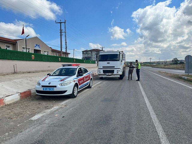 Balıkesir İl Jandarma Komutanlığı Trafik Jandarması, yük taşıyan araç ve şoförlerin trafik düzeni ve güvenliğini sağlamak için özel denetim gerçekleştirdi.