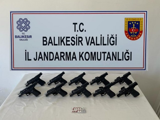 Ayvalık ilçesinde gerçekleşen operasyonda, silah mühimmat ile uyuşturucu madde ticareti yaptığı belirlenen bir şahıs yakalandı. Yapılan aramalarda 10 adet tabanca ve 8 adet sentetik uyuşturucu hap ele geçirildi.