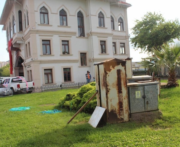 Bandırma kent merkezinde estetik görünümüyle gözleri okşayan tarihi iskele binası yanındaki yeşil alanda elektrik trafosunun yanında bulunan paslı dolap görenlere, bu çirkinliğin burada ne işi var dedirtiyor.