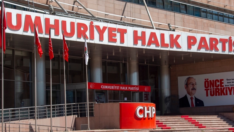 CHP'nin yeni Merkez Yürütme Kurulu (MYK) üyeleri belli oldu. Parti örgütü ve örgüt yönetimi CHP Genel Başkanı Kemal Kılıçdaroğlu’na bağlandı. Yerel Yönetimlerden Sorumlu Genel Başkan Yardımcısı olarak Ahmet Akın seçildi.