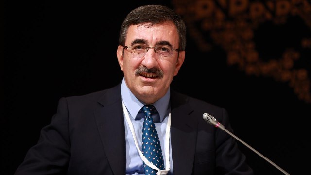 Cumhurbaşkanı Yardımcısı Cevdet Yılmaz asgari ücrette ara zam görüşmelerine ilişkin olarak, "Asgari ücret müzakereleri başlayacak. Yaşanan ekonomik gelişmeler değerlendirilecek ve uzlaşmayla sonuçlandırılacak" dedi.