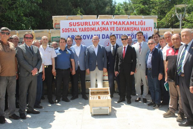 Susurluk Kaymakamlığı ve Sosyal Yardımlaşma ve Dayanışma Vakfı Başkanlığı, Susurluk Mesleki ve Teknik Anadolu Lisesi’ne 540 adet arı kovanı yaptırdı.