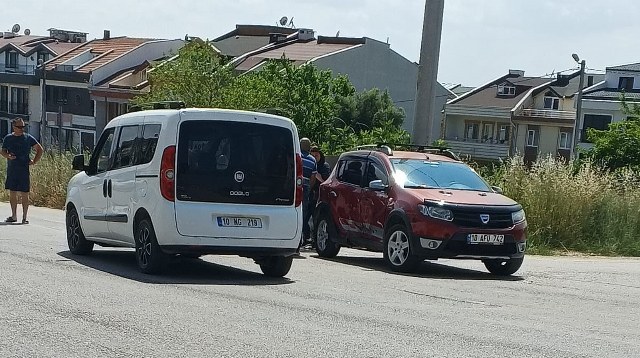 Bandırma, Celal Atik Caddesi'nde hafif ticari araç ve bir otomobilin çarpışması sonucu maddi hasarlı kaza meydana geldi.