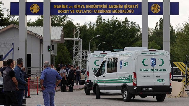 Ankara'nın Elmadağ ilçesinde bulunan MKE Roket ve Patlayıcı Fabrikası'nda yaşanan patlama olayıyla ilgili olarak gözaltına alınan 7 şüpheliden 3'ü, "taksirle birden fazla insanın ölümüne sebebiyet verme" suçundan tutuklandı.