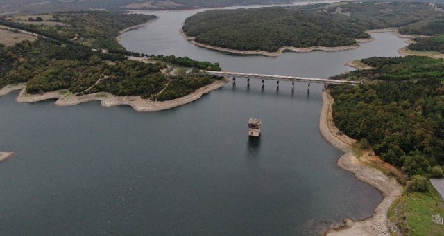 İstanbul’da hava sıcaklığı iyice etkisini gösterirken, kente su sağlayan barajlardaki doluluk oranı ise yüzde 41.89 seviyesine indi.