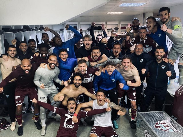 TFF 1'inci Lig'in güçlü takımlarından Teksüt Bandırmaspor yeni sezon hazırlıklarına bugün başlıyor. Bordo beyazlılar sezonun ilk çalışmasını Bandırma’da yeni tesislerinde yapacak.