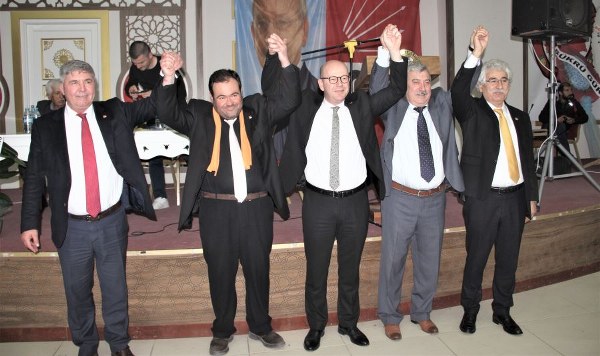 CHP il ve ilçe örgütleri ortak bir açıklamada bulunarak, “Bir gece yarısı operasyonuyla benzine gelen zam, iğneden ipliğe her şeye misliyle yansıyacak, enflasyon daha da coşacak!” ifadeleri kullanıldı.