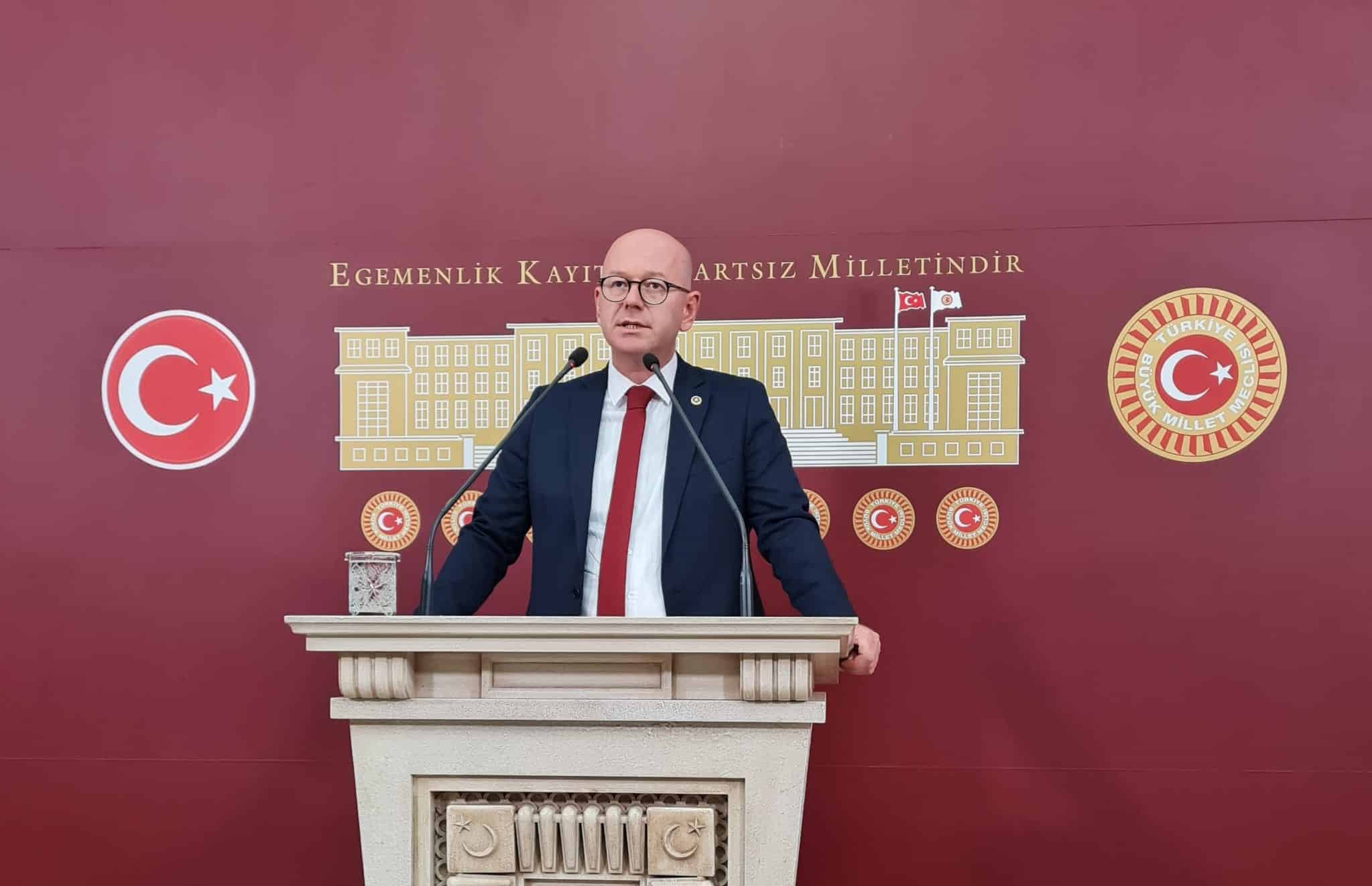 Balıkesir Milletvekili Serkan Sarı (CHP), süt üreticilerinin bir kez daha AKP iktidarı tarafından mağdur edildiğini ifade etti. Sarı, “Süt üreticisi yıllardır zarar ediyor. Ulusal Süt Konseyi 10 ay sonra çiğ süt tavsiye fiyatını 11,5 TL açıkladı. Üretici 1 kilo süt ile 1,5 kilo yem alamadıkça zarar eder. AKP iktidarı tarım ve hayvancılığı bitirme noktasına getirip Türkiye’yi ithalatçı yaptı. AKP iktidarı sütte de ithalatçı olmaya gayret ediyor” dedi.