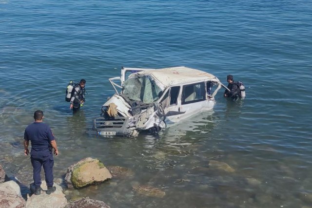 Van’ın Gevaş ilçesinde bir minibüs kontrolden çıkarak Van Gölü’ne uçtu. Meydana gelen kazada 11 kişi yaralandı.
