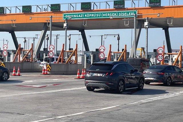 9 günlük Kurban Bayramı tatilinin son gününde OsmanGazi Köprüsü’nde dönüş yoğunluğu yaşanıyor.