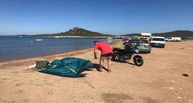 Balıkesir'in Ayvalık ilçesinde Ayvalık Belediyesi Zabıta ekipleri tarafından kamp alanları dışında kurulan çadır ve karavanlar kaldırıldı.