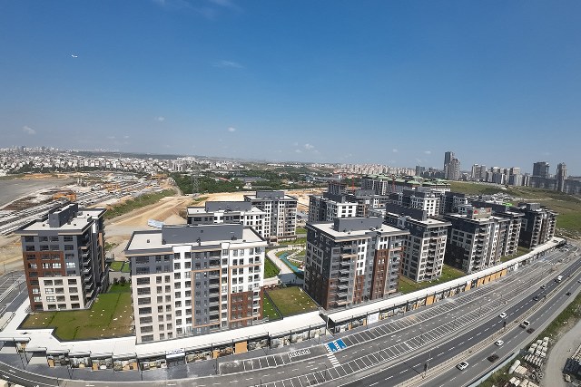 Taşınmaz satış sözleşmelerinin tapu müdürlüklerinin yanı sıra noterliklerde de yapılmasına yönelik uygulama ülke genelinde bugün başlayacak.