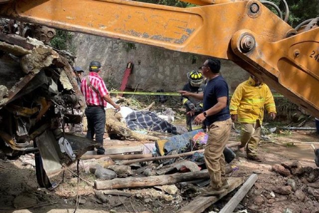 Meksika'da Oaxaca eyaletinde yolcu otobüsü şarampole yuvarlandı. Meydana gelen kaza sonucu 26 kişi hayatını kaybetti, 17 kişi yaralandı.