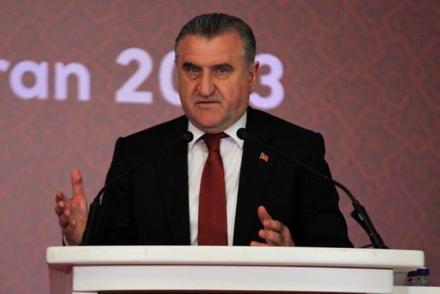Gençlik ve Spor Bakanı Dr. Osman Aşkın Bak, Sırbistan'da düzenlenen Avrupa Gençler Yüzme Şampiyonası'nda erkekler 1500 metre serbest stil finalinde şampiyona rekoru kırarak altın madalya kazanan Kuzey Tunçelli ile aynı yarışta bronz madalya kazanan Emir Batur Albayrak'ı tebrik ettiği bir mesaj yayımladı.
