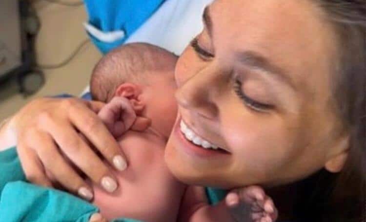 Oyuncu Aslı Enver 4 Temmuz günü anne oldu. Bir kız bebek dünyaya getiren Enver, bebeğine