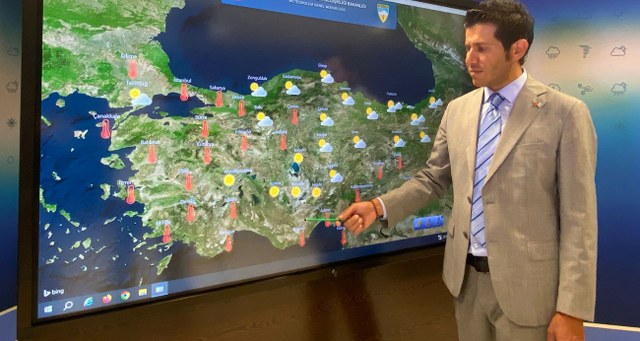 Meteoroloji Genel Müdürlüğü Hava Tahmin Uzmanı Fatih Budak, aşırı sıcaklıklara karşı güneş ışığının dik geldiği saatlerde sokağa çıkılmaması gerektiğini söyledi.