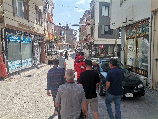 Balıkesir’in Gönen ilçesinde 15 gün önce köpeğiyle birlikte yürüyüşe çıktıktan sonra kaybolan Korhan Berzeg’i (83) arama çalışmaları ormanlık bölgede devam ederken merkez mahallede yapılan çalışmalarda bir kişi Korhan Berzeg
