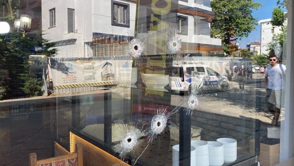 Kartal ilçesindeki bir pilavcıya düzenlenen silahlı saldırı sonucunda bir kişi yaralandı.