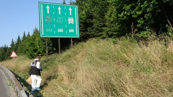 TEM Otoyolu'nun Kocaeli geçişinde, yol kenarındaki yeşillik alanda çürümüş bir ceset bulundu. Polis ekipleri tarafından yapılan incelemede, cesedin vücut bütünlüğünü kaybettiği belirlendi.