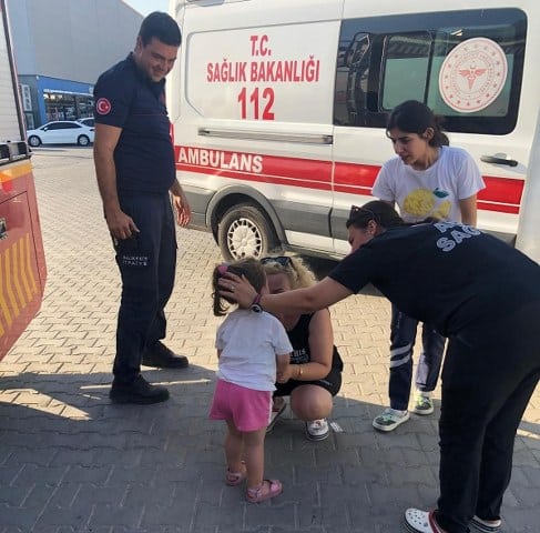 Balıkesir’in Edremit ilçesinde bir AVM’nin otoparkında bir çocuk araç içinde mahsur kaldı. Olay yerine gelen itfaiye ekipleri yaptıkları çalışma ile çocuğu kurtardı.