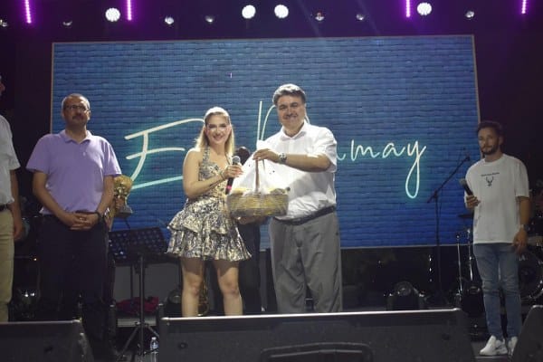 Balıkesir'in Havran ilçesinin belediyesi, kültür sanat etkinlikleri kapsamında şarkıcı Ece Mumay'ı Havran Millet Parkı'nda sahneye çıkardı.