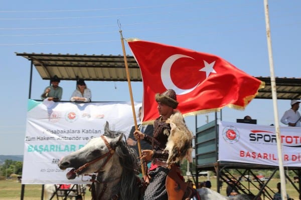 İvrindi'nin ev sahipliğinde gerçekleştirilen Rahvan At Yarışları, heyecan dolu yarışlar ve kıyasıya mücadelesiyle sporseverlerden tam not aldı. 147 yerli at ırkının bir araya geldiği bu önemli yarışlara, İl dışından birçok sporcu ve seyirci katılımı, renkli bir atmosfer oluşturdu.