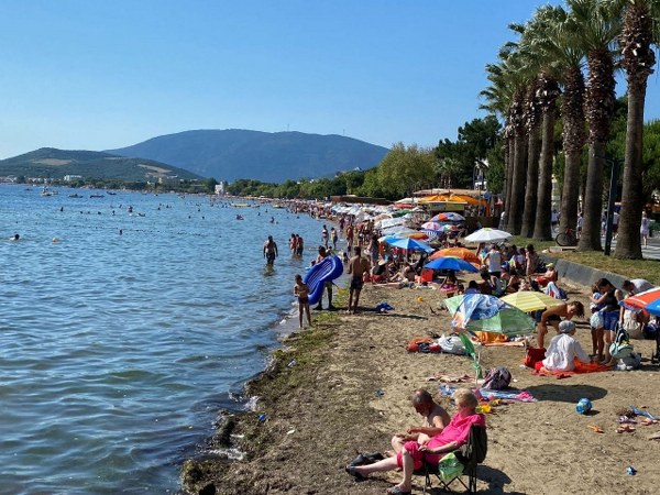 Bayram tatili sebebiyle Balıkesir'in Erdek ilçesinde turizm hareketliliği büyük bir artış gösterirken, esnaf da bayram bereketini adeta yaşadı.