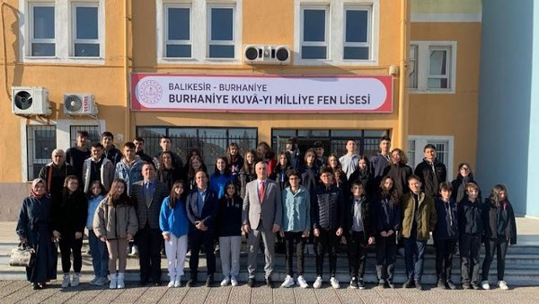 Burhaniye ilçesinde bulunan Kuvâ-yı Milliye Fen Lisesi, heyecanla yeni öğrencilerini bekliyor. Okul Müdürü Şuuri Bayar, eylül ayında LGS sonuçlarına göre ilk öğrencilerini kabul edeceklerini ifade etti.