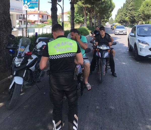 Burhaniye ilçesinde, yaz sezonunun başlamasıyla birlikte yoğunluk artarken, Burhaniye Emniyet Müdürlüğü de trafik denetimlerini artırdı. Bayram öncesi alınan etkin önlemler, Bayram tatilinin sona ermesiyle birlikte de sürdürülüyor.