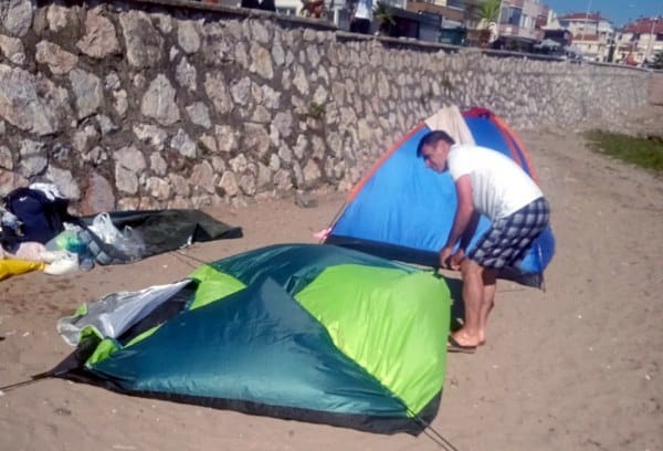 Bursa Büyükşehir Belediyesi Zabıta Daire Başkanlığı ekipleri, plajlarda halkın ortak kullanımını engelleyecek şekilde çadır kurulması, halı, kilim, battaniye gibi eşyalarla gölgelik oluşturulması gibi görüntü kirliliklerine karşı önlem almaya başladı.