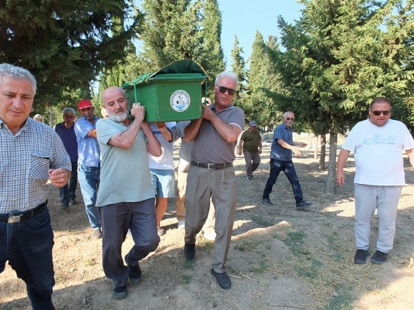 Emekli fotoğrafçı Ruhi Odabaşı, Burhaniye ilçesinde geçirdiği kalp krizi sonucu hayatını kaybetti. Odabaşı, eskiden Tercüman ve Milliyet gazetelerinde muhabirlik yapmış bir isimdi.
