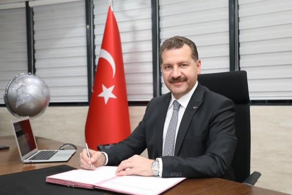 Balıkesir Büyükşehir Belediye Başkanı Yücel Yılmaz'ın uluslararası platformlardaki iş birlikleri ve projeleri, Balıkesir'i Türkiye'de uluslararası bir merkez haline getirme yolunda ilerletiyor. Türkiye'nin ilk Birleşmiş Milletler Sürdürülebilir Kalkınma Hedefleri (SDG) Şehirler Ağı Ofisi ile Birleşmiş Milletler Dünya Çevre Durum Merkezi'nin Balıkesir'de açılması planlanıyor. Bu adımlar, Balıkesir'in uluslararası arenada önemli bir konuma yükselmesini sağlayacak.