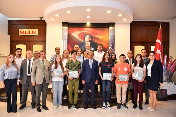 Balıkesir Valisi Hasan Şıldak, Liselere Giriş Sınavı'nda (LGS) ülke genelindeki 526 öğrenci arasında 500 tam puan alarak Balıkesir'e büyük bir başarı kazandıran öğrencileri tebrik etti.