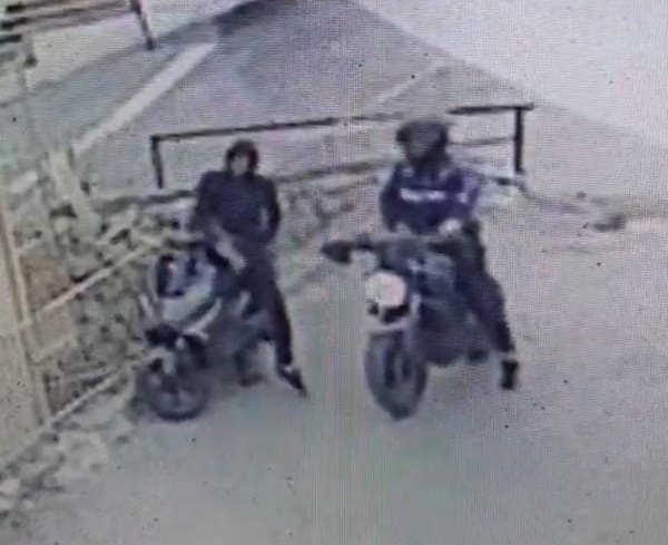 Bursa'da, iki hırsız gözlerine kestirdikleri motosikleti elde etmek amacıyla motosikletle olay yerine geldi. Yanlarında bulunan demir makasıyla zinciri kırarak motosikleti çalan hırsızlar, ardından kayıplara karıştı.