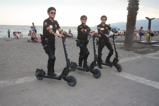 Balıkesir’in Edremit ilçesinde, Çevik Kuvvet birimleri, turizm sezonu boyunca sahil bölgelerinde yeni bir güvenlik önlemi olarak scooter adı verilen elektrik motorlu araçları kullanmaya başladı.